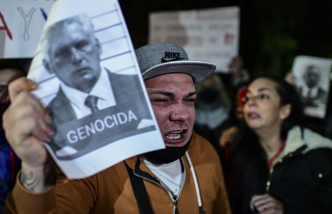 Cubanos protestan frente a la embajada en Buenos Aires. Díaz-Canel calificado como genocida en la imagen