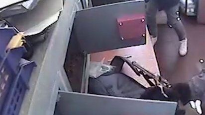 video del robo al peaje: la policia cree que se trata de residentes en la zona