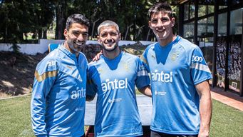 suarez, rochet y de arrascaeta se sumaron este lunes a los entrenamientos de la celeste