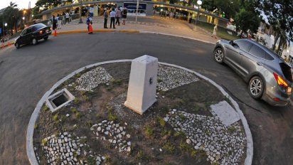 Mojón que se ubica en el límite entre Rivera y Santana do Livramento. El docente imputado vive de los dos lados de la frontera. La fiscalía advirtió al juez sobre riesgo de fuga