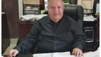 El padre Sosa, un puntal pastoral en Surfside, Miami