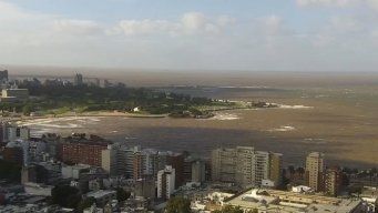 Foto: canal 10. Vista aérea de la rambla de Montevideo en la mañana de este jueves.