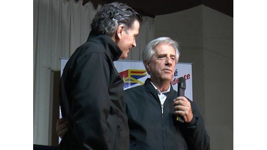 Bordaberry fue a acto de Vázquez, subió al estrado y se abrazaron