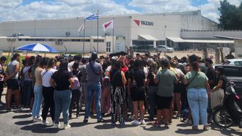 Empleados de Yazaki se reunieron en la puerta de la planta en Las Piedras, este jueves al mediodía, tras conocer la decisión de la empresa de cerrar e irse de Uruguay. Foto: Eduardo Castro, Subrayado.