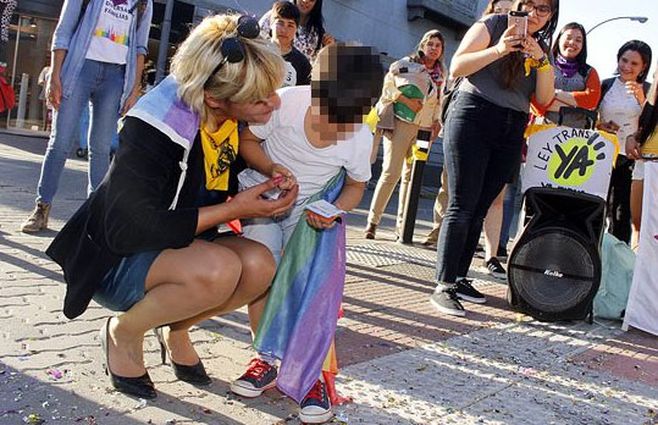 Nicole Vázquez y su sobrino a la salida del juzgado.&nbsp;