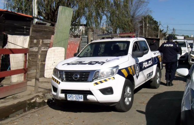 Foto: Subrayado. La Policía trabajaba el lunes frente a la casa de la víctima, en Las Piedras.