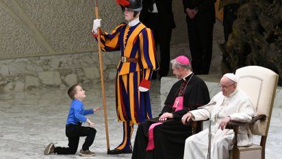el nino autista que salto la seguridad e hizo reflexionar al papa francisco