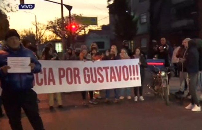 Foto: Subrayado. Reclamo de justicia por Gustavo, por parte de familiares, amigos y compañeros de trabajo.