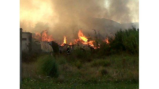 Depósito de lana arde en llamas desde la madrugada en Progreso