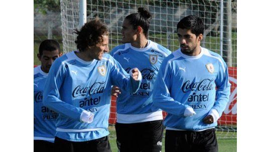 La Celeste entrena hoy en doble horario y mañana parte a Lima