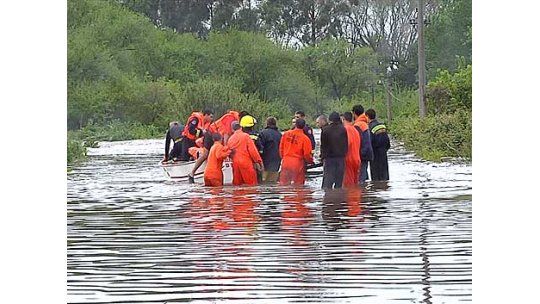 Rescate en Arroyo Miguelete: joven fue arrastrado con su carro