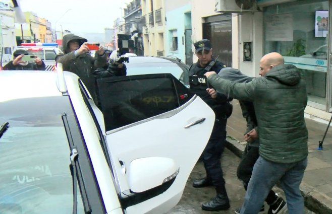 Foto: Subrayado. Salida del juzgado del femicida, luego de ser imputado, en San Carlos.