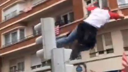 un hincha que salto al vacio y graves disturbios previo a la final de la copa del rey