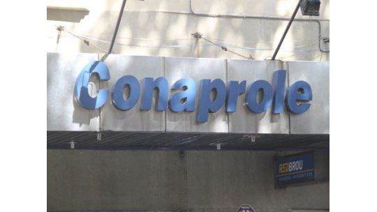 Trabajadores amenazan con cortar las exportaciones de leche