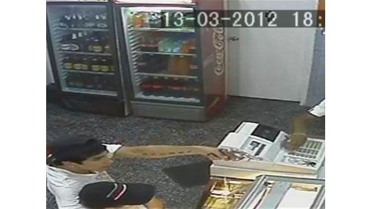 Policía busca 2 ladrones que robaron pizzería y quedaron grabados