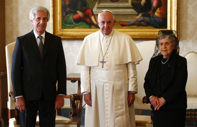 María auxiliadora y Tabaré Vázquez con el papa Francisco en una visita privada en 2016