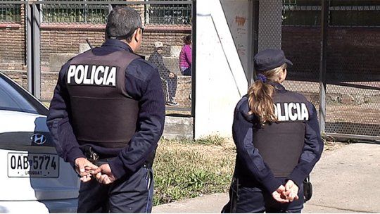 policia espaldas