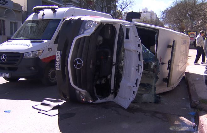 ambulancia-vuelco-choque-pocitos