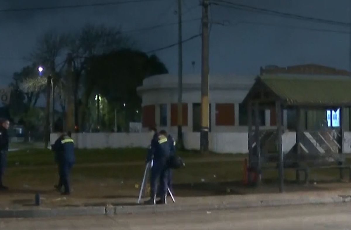 Intento de rapiña: joven que esperaba ómnibus en una parada fue baleado; la Policía busca al delincuente