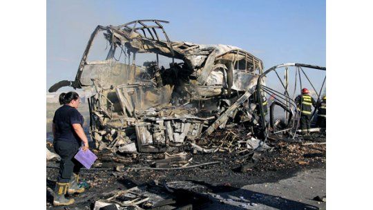 Brutal choque entre un camión y un ómnibus dejó 19 fallecidos
