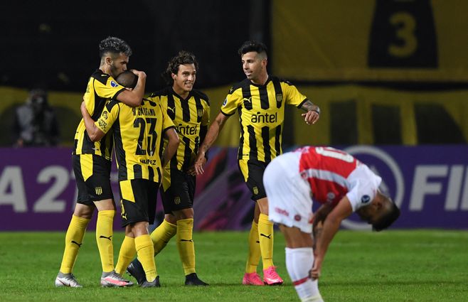 Gargano abrazado por sus compañeros en el partido ante River de Paraguay. El 23 viene cumpliendo grandes actuaciones y el equipo lo nota.