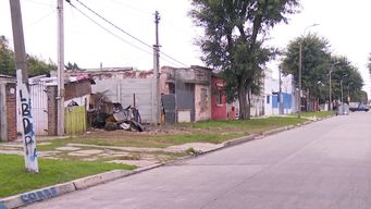 una mujer fue encontrada muerta en la calle, sobre un colchon