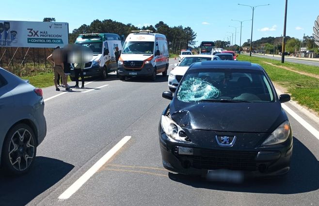El auto y el lugar del accidente donde fue embestido el joven de 20 años. Foto: Policía Caminera.