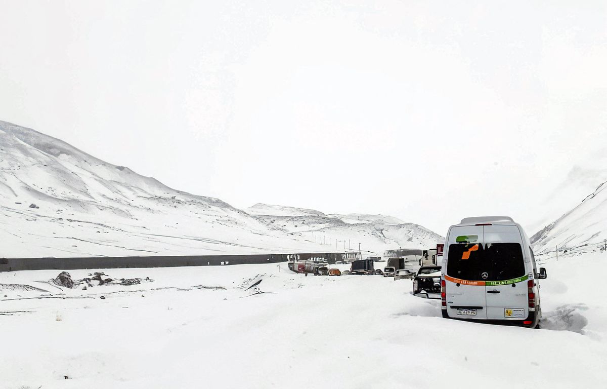 Automóviles y autobuses varados en el área de Curva de la Soberanía, Las Cuevas, Mendoza, Argentina, cerca de la frontera con Chile, luego de fuertes nevadas en la región, el 10 de julio de 2022.&nbsp;