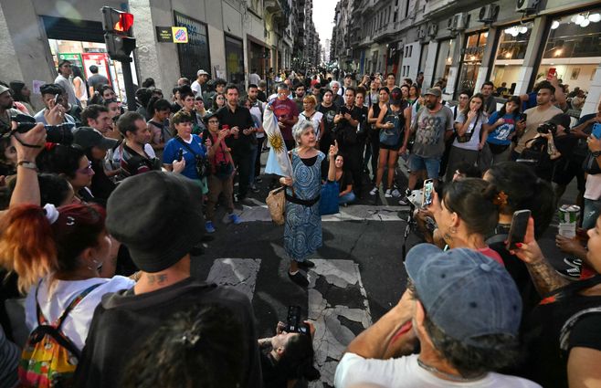 Manifestaciones afura del Congreso en Argentina. Foto: AFP