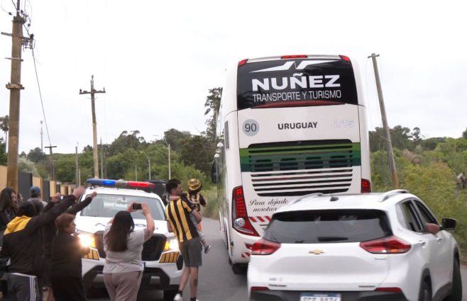 Nacional – Peñarol: el ómnibus con el plantel aurinegro está llegando Gran Parque Central