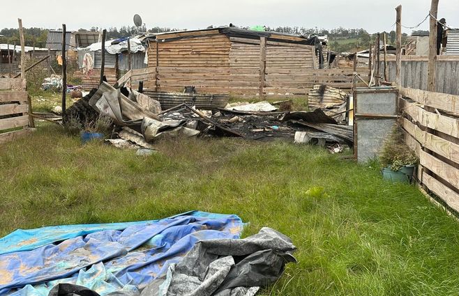 La vivienda incendiada donde hallaron el cuerpo del hombre asesinado. Asentamiento Nuevo Comienzo. Foto: María Eugenia Scognamiglio, Subrayado.