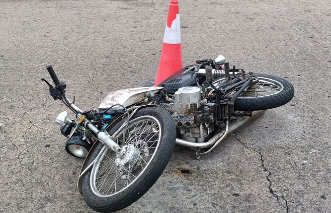 La moto que abandonaron a pocas cuadras del ataque a balazos. Foto: Miguel Chagas, Subrayado.