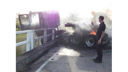 Un camión chocó y explotó en un puente de San Carlos