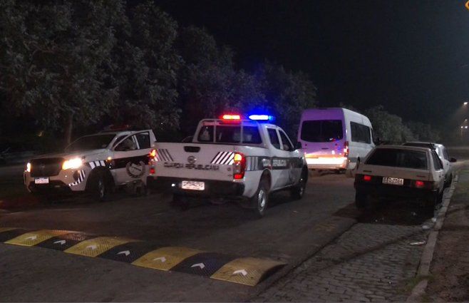 Foto: Punto Penal. Salida de los árbitros del Parque Viera este sábado, escoltados por la Guardia Republicana.