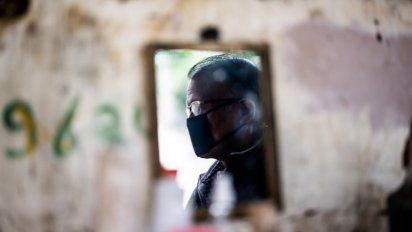 Peluquero de nueva Delhi toma medidas ante el contagio