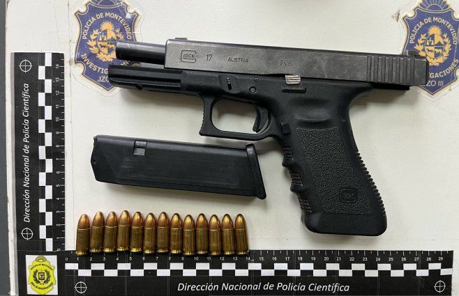 Foto cedida a Subrayado. Pistola Glock incautada, que había sido robado a un policía.