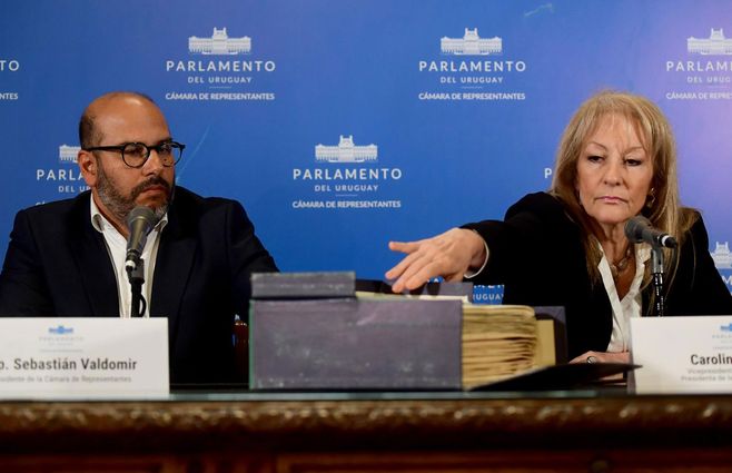 Valdomir y Cosse con los documentos de la dictadura hallados en el Parlamento. Foto: FocoUy.