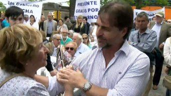 Foto: Subrayado. Lacalle Pou saluda al público que aguarda por la inauguración. 