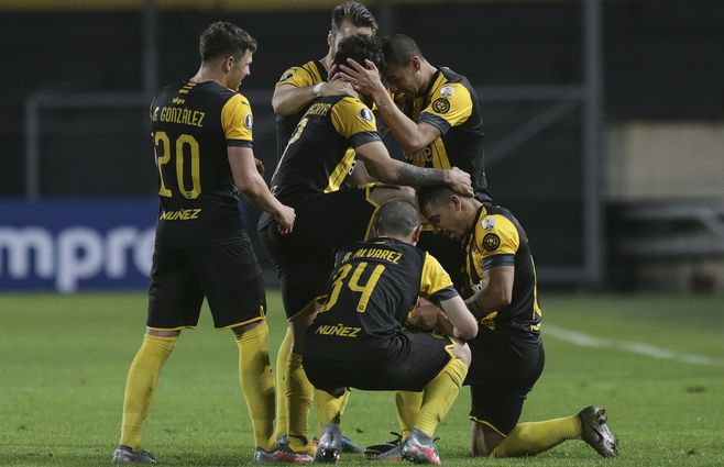 Jonathan Urretaviscaya festeja su gol de media distancia ante Colo Colo. Es una de las pocas figuras de calidad que tiene Pe&ntilde;arol para desequilibrar al rival&nbsp;