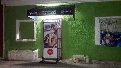 un almacenero fue baleado en el torax durante una rapina en rocha