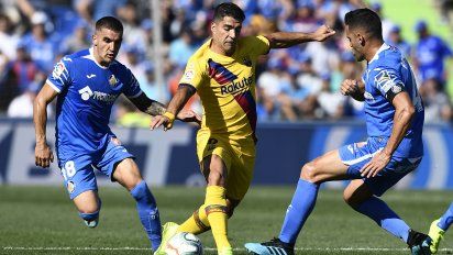Arambarri a espaldas de Luis Suárez disputando una pelota en la Liga de las Estrellas&nbsp;