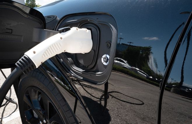 Vehículos eléctricos pagarán Imesi desde enero de 2027. Foto: archivo AFP.