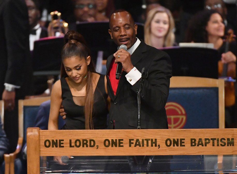 Obispo del funeral de Aretha Franklin se disculpó por tocar a Ariana Grande