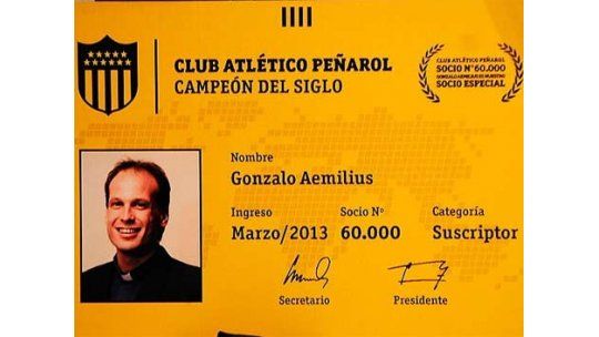 El Padre Gonzalo Aemilius es el socio 60.000 de Peñarol