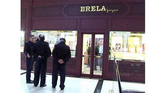 Procesaron con prisión a pareja que asaltó joyería del shopping