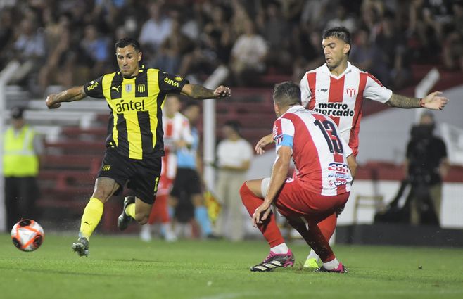 Peñarol y River Plate se enfrentan en el Parque Saroldi por el Torneo Apertura. Foto: Foco UY