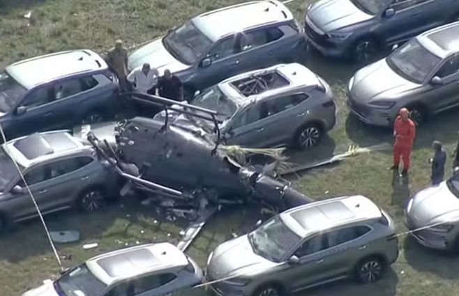 Helicóptero caiu em cima de carros — Foto: Reprodução GloboNews