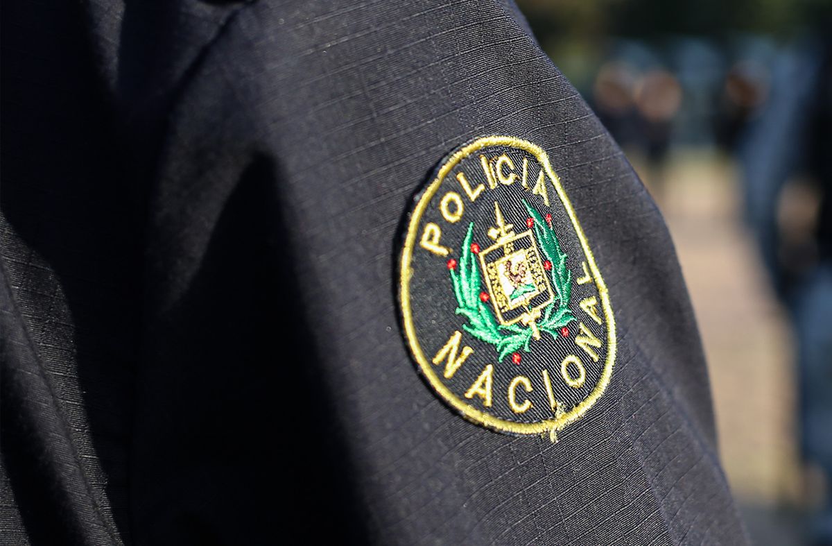 Compañeros de la policía que se suicidó realizan campaña para recaudar fondos para las hijas de 3 y 12 años