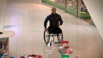 era policia, un accidente lo dejo en silla de ruedas y lo jubilaron; hoy es jefe de seguridad