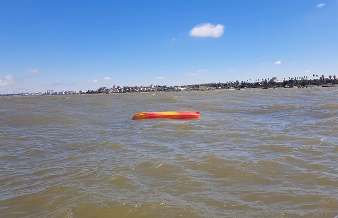El kayak dado vuelta en el agua, frente a la costa de Punta Gorda. Foto: Armada Nacional, Prefectura.